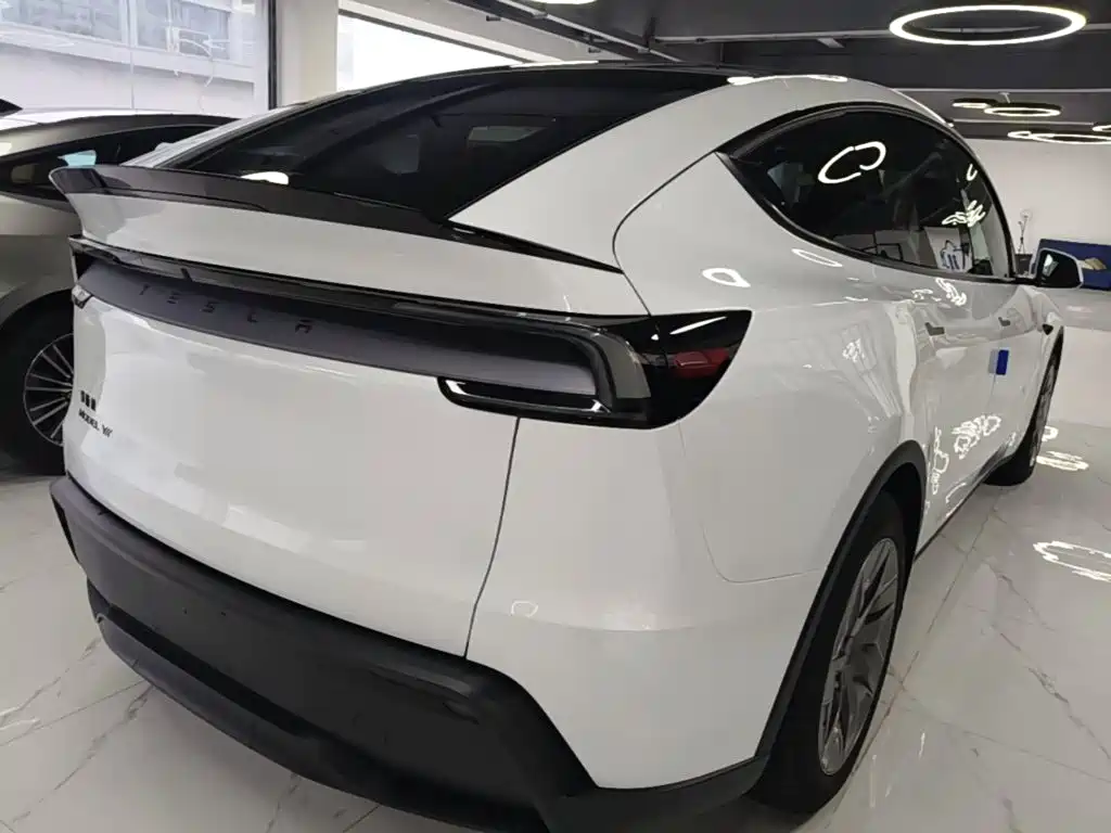 Tesla Model Y L 2026 — фото 7