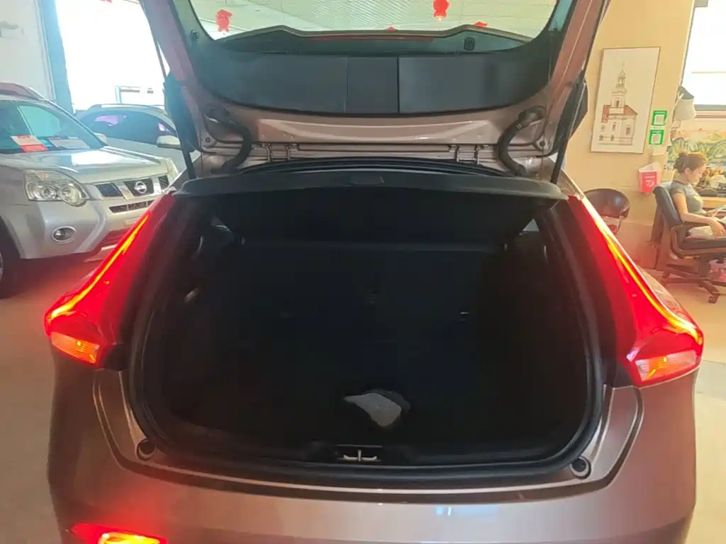 Volvo V40 2015 — фото 19