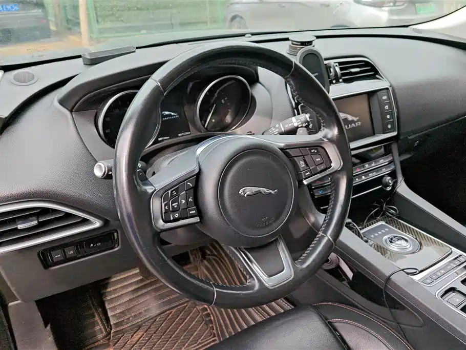 Jaguar F-PACE 2017 — фото 15