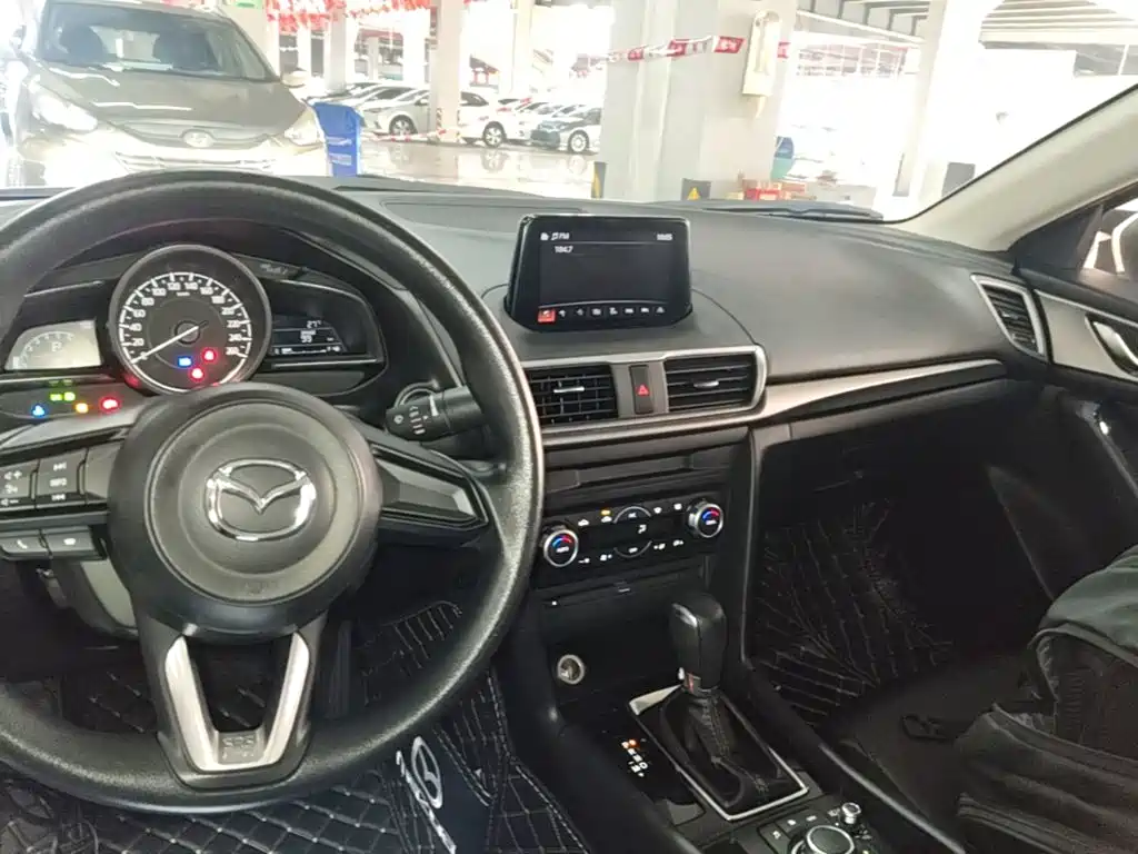 Mazda 3 Axela 2018 — фото 10