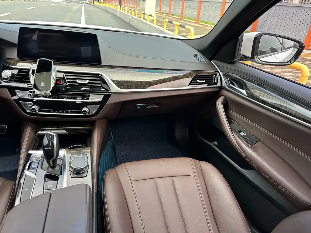 BMW 5 Series 2019 — фото 9