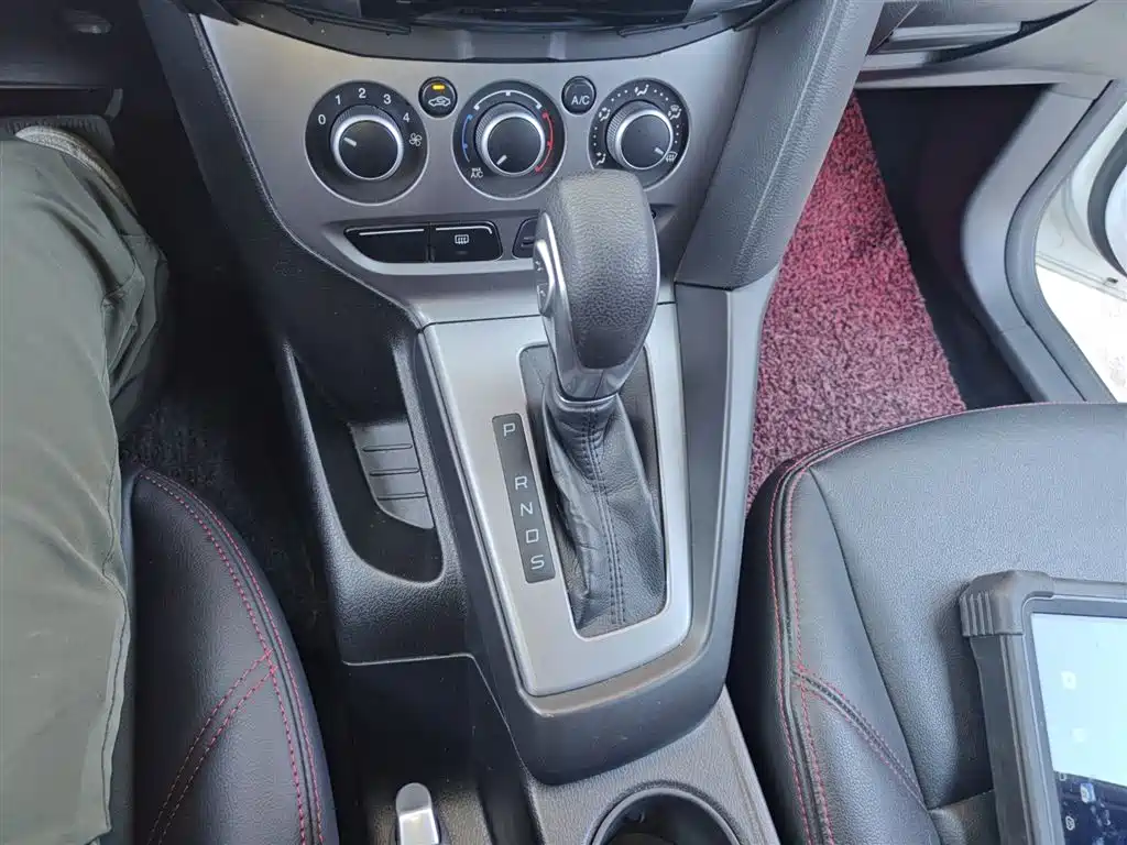Ford Focus 2015 — фото 10