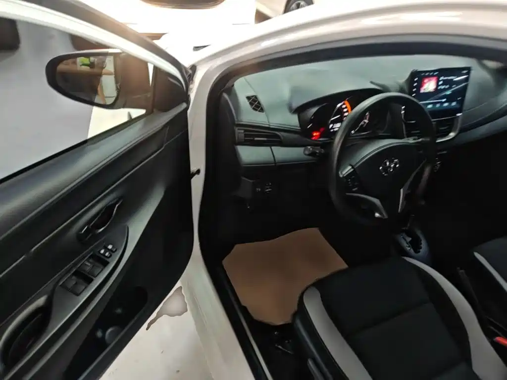 Toyota Yaris L 2022 — фото 16