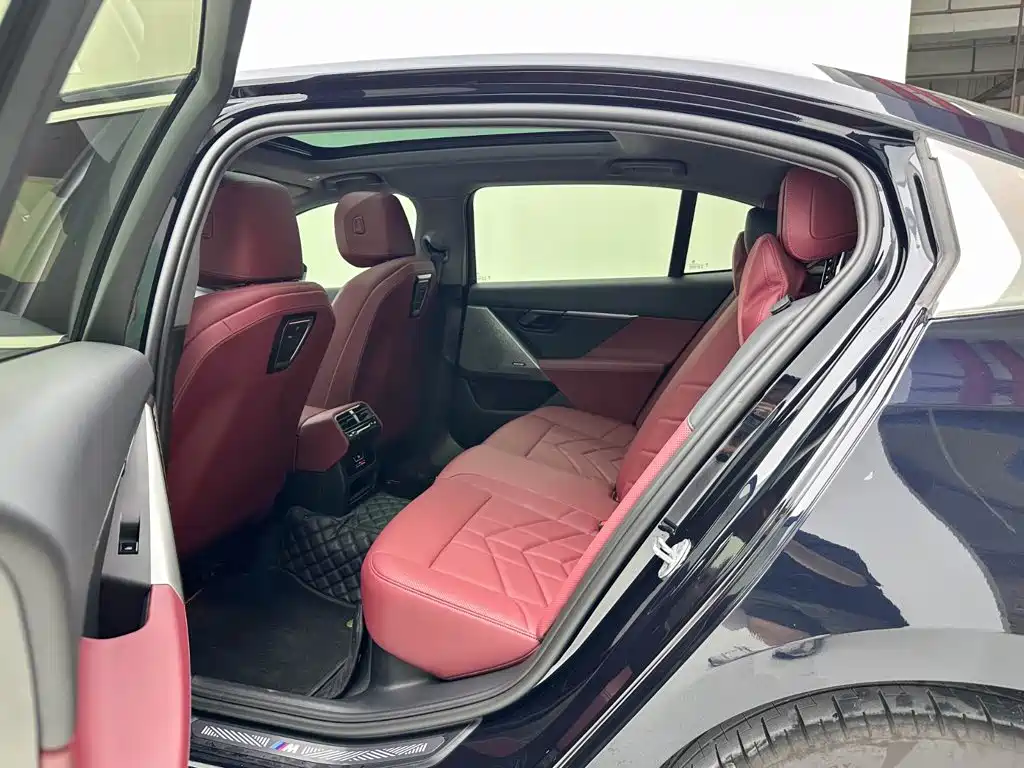 BMW 5 Series 2025 — фото 16
