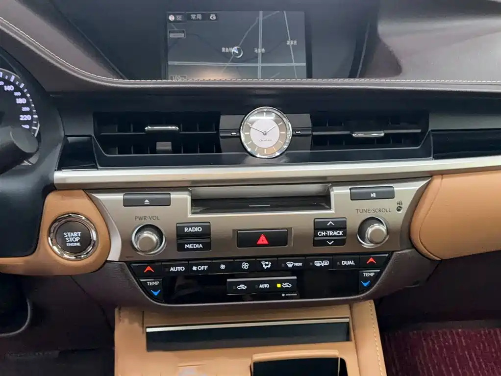 Lexus ES 2017 — фото 14