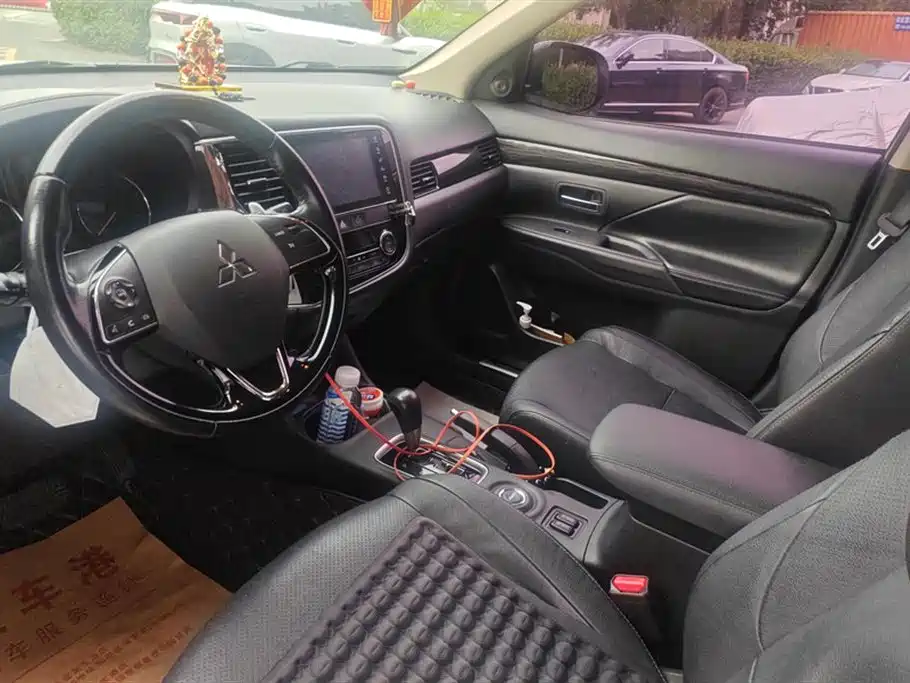 Mitsubishi Outlander 2017 — фото 12
