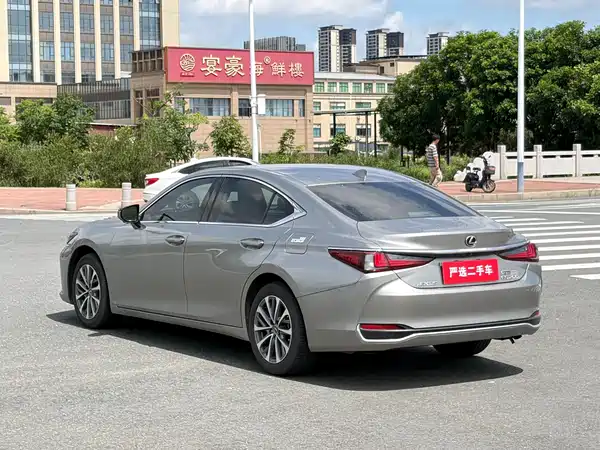 Lexus ES 2024