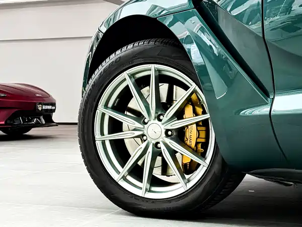 Aston Martin DBX 2023