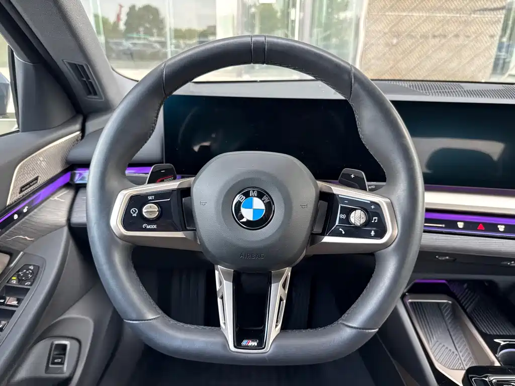BMW 5 Series 2025 — фото 11