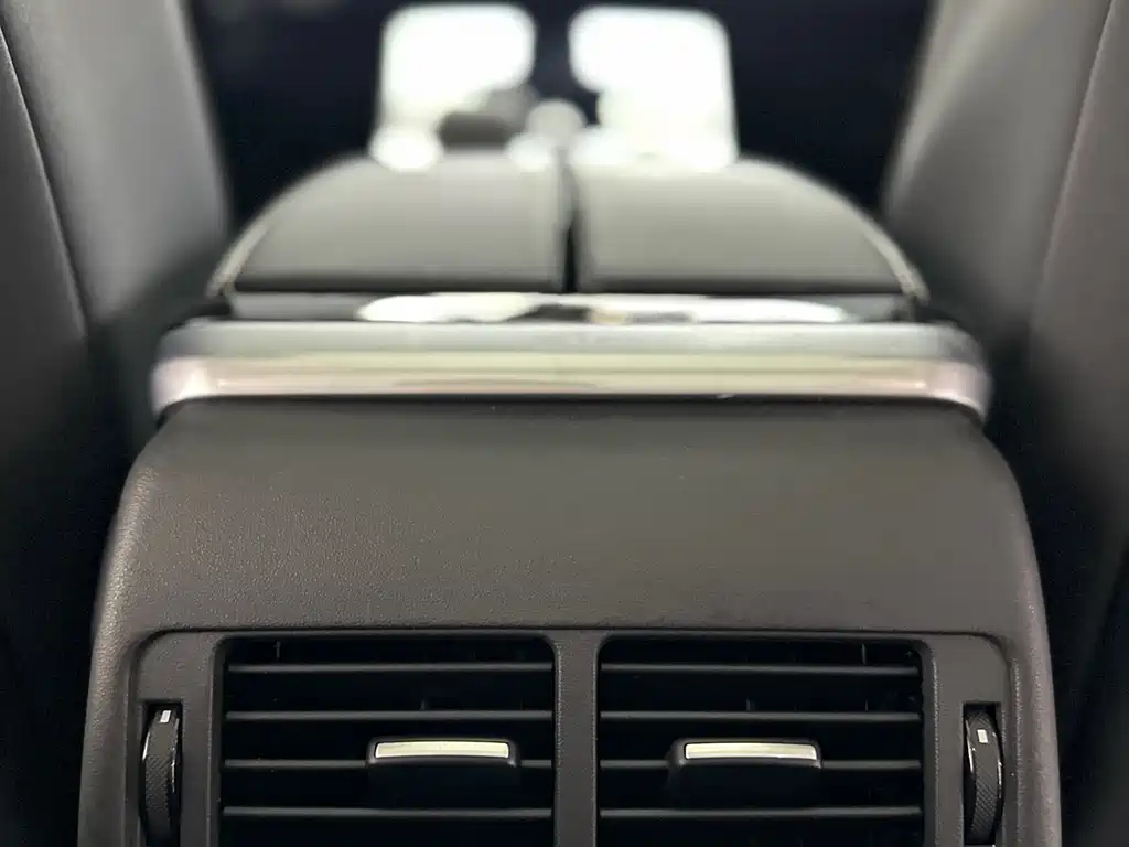 Land Rover Velar 2023 — фото 11