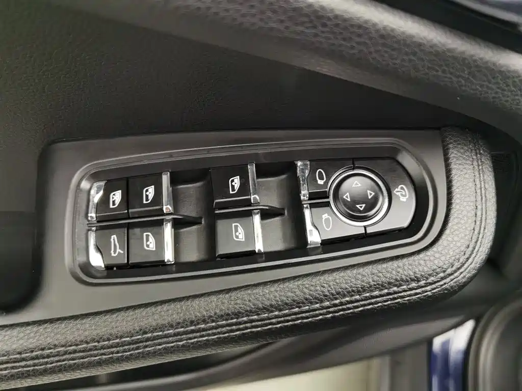 Porsche Macan 2017 — фото 9