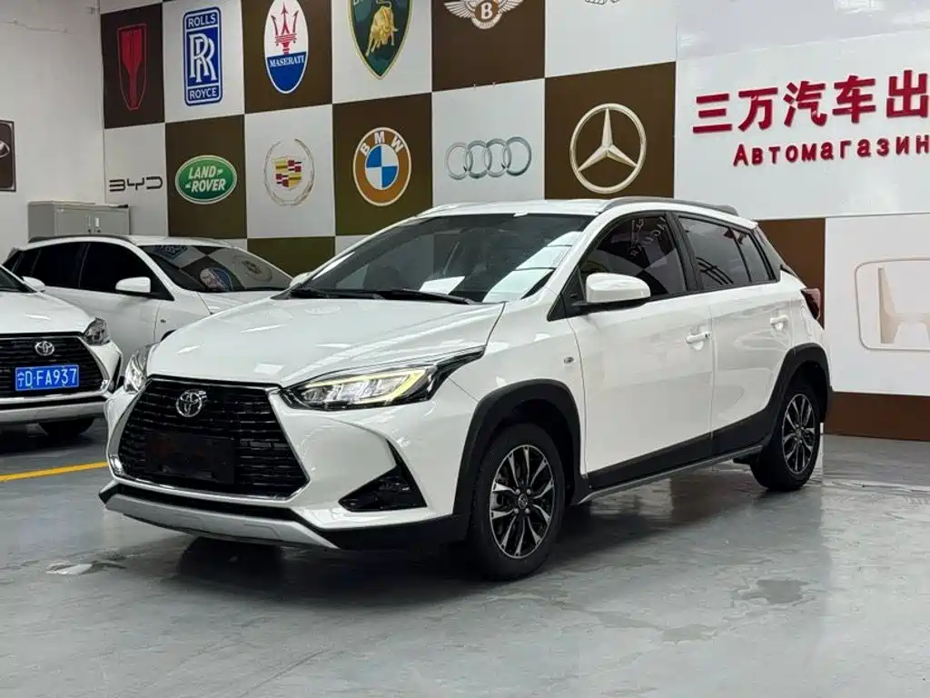 Toyota Yaris L 2022 — фото 1