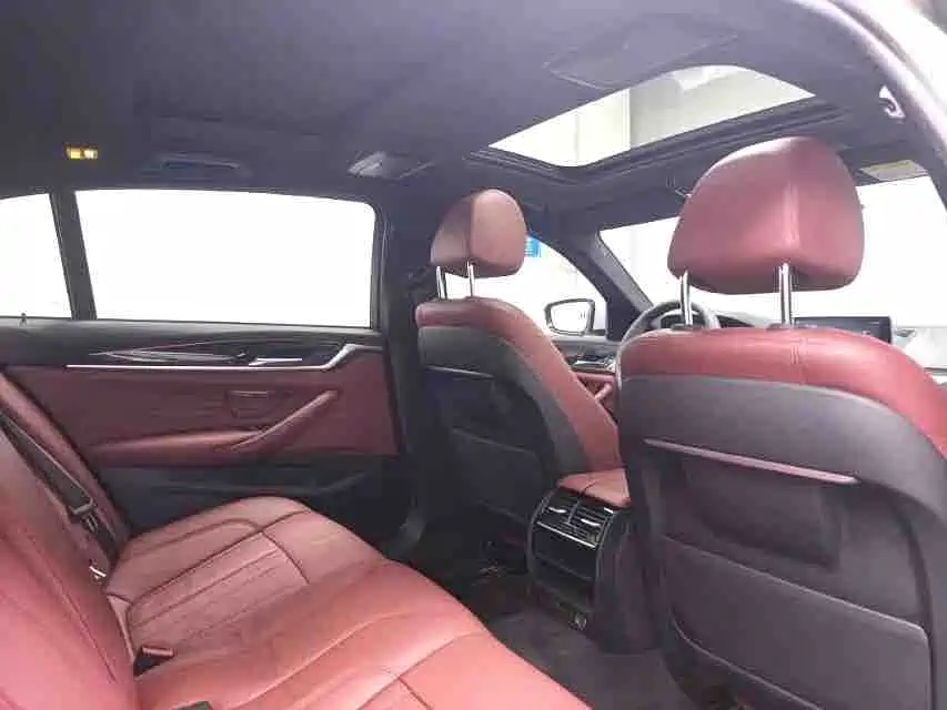 BMW 5 Series 2019 — фото 10