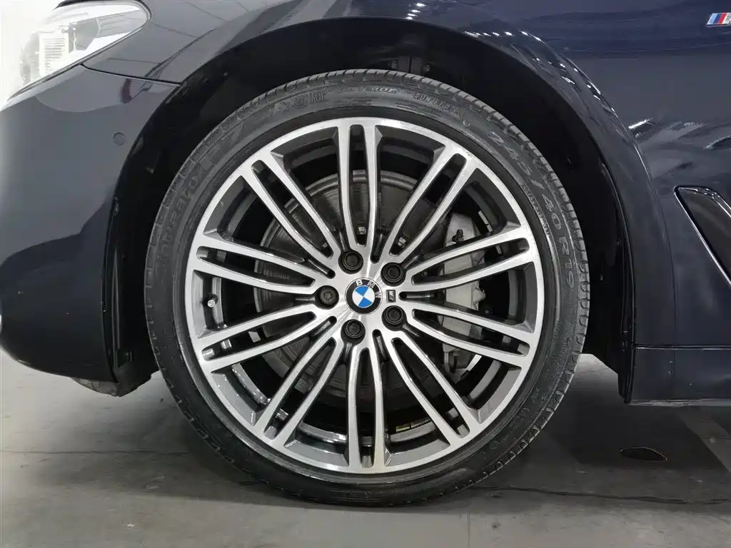 BMW 5 Series 2018 — фото 17
