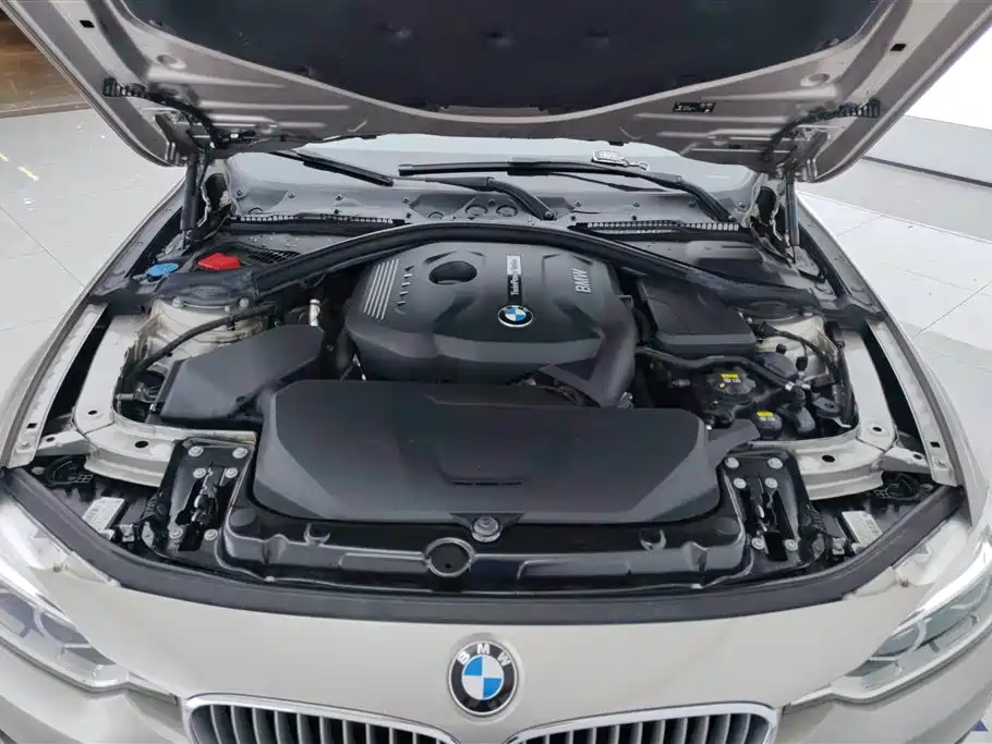BMW 3 Series 2018 — фото 10
