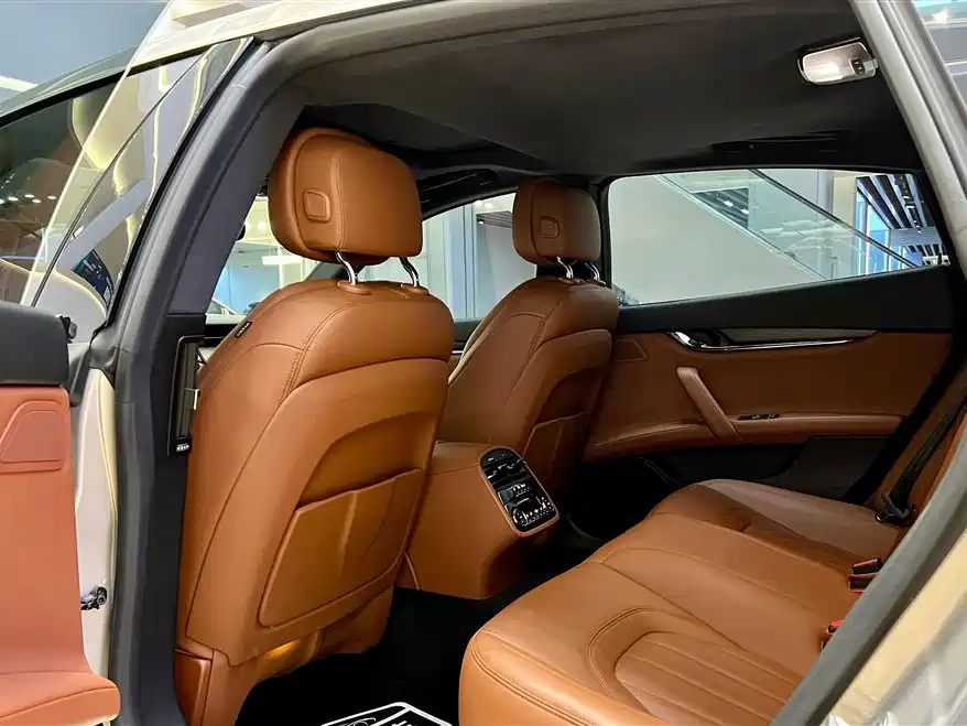 Maserati Quattroporte 2019 — фото 18