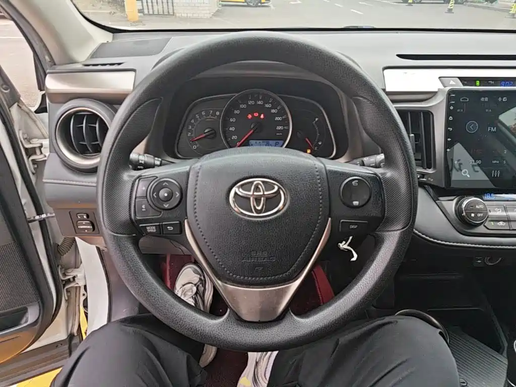 Toyota RAV4 2016 — фото 11