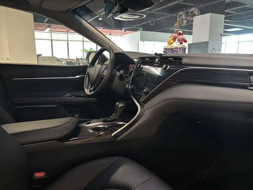 Toyota Camry 2019 — фото 10