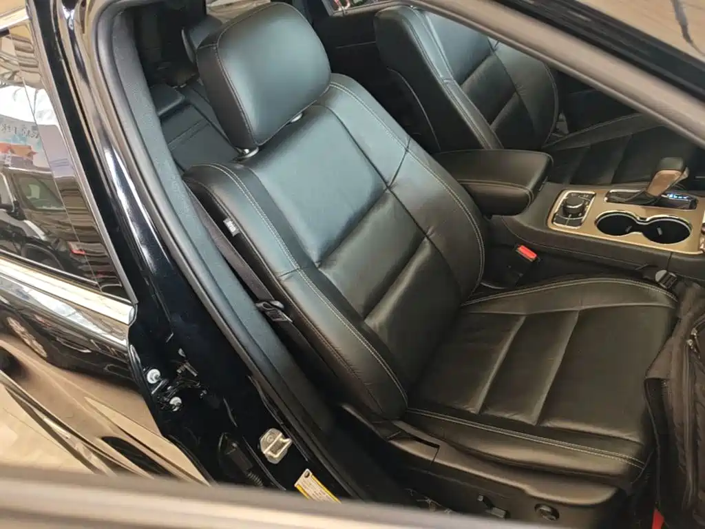 Jeep Grand Cherokee 2018 — фото 25