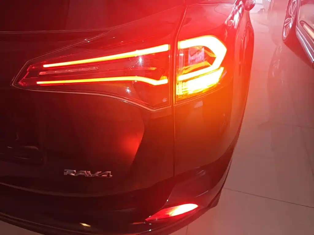 Toyota RAV4 2019 — фото 8