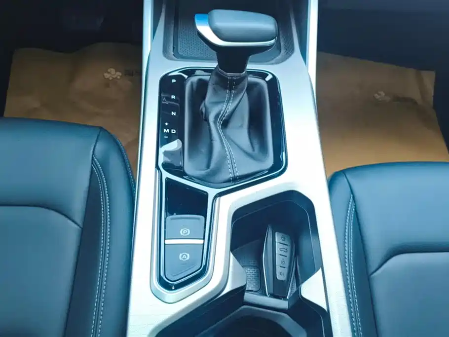 Geely Emgrand 2025 — фото 16