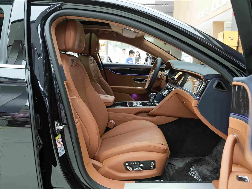 Bentley Flying Spur 2024 — фото 12