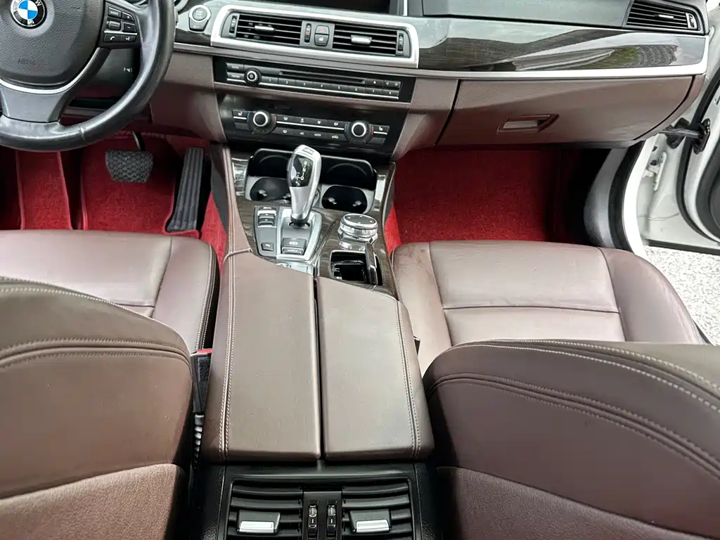 BMW 5 Series 2017 — фото 16
