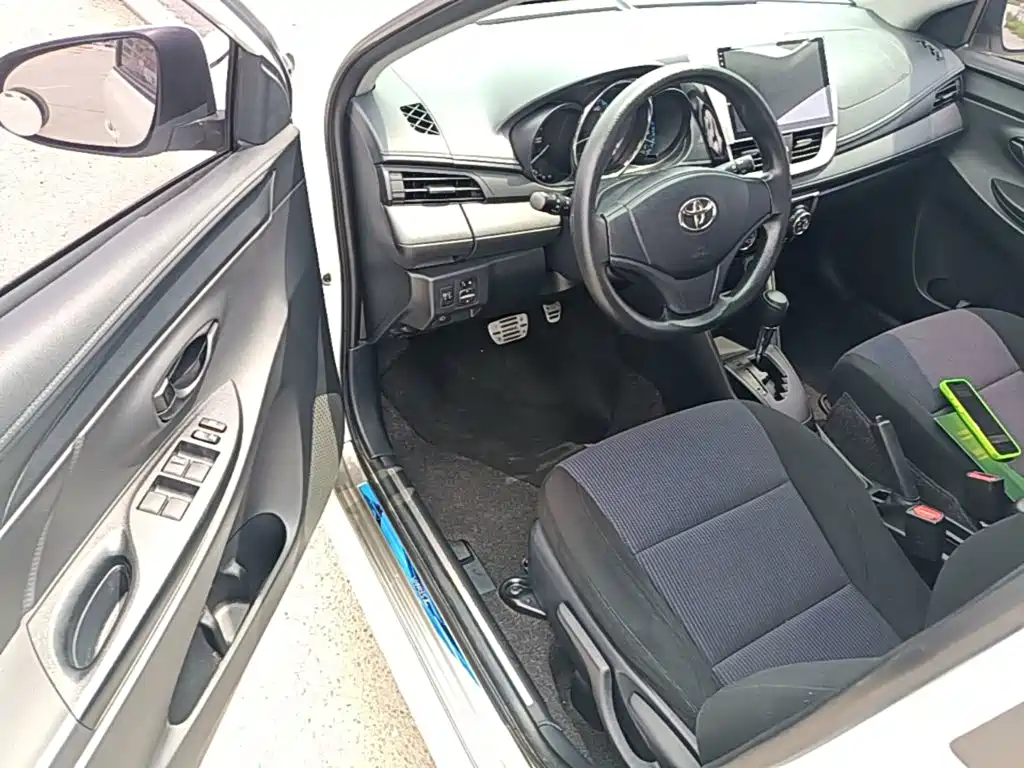 Toyota Yaris L 2017 — фото 16