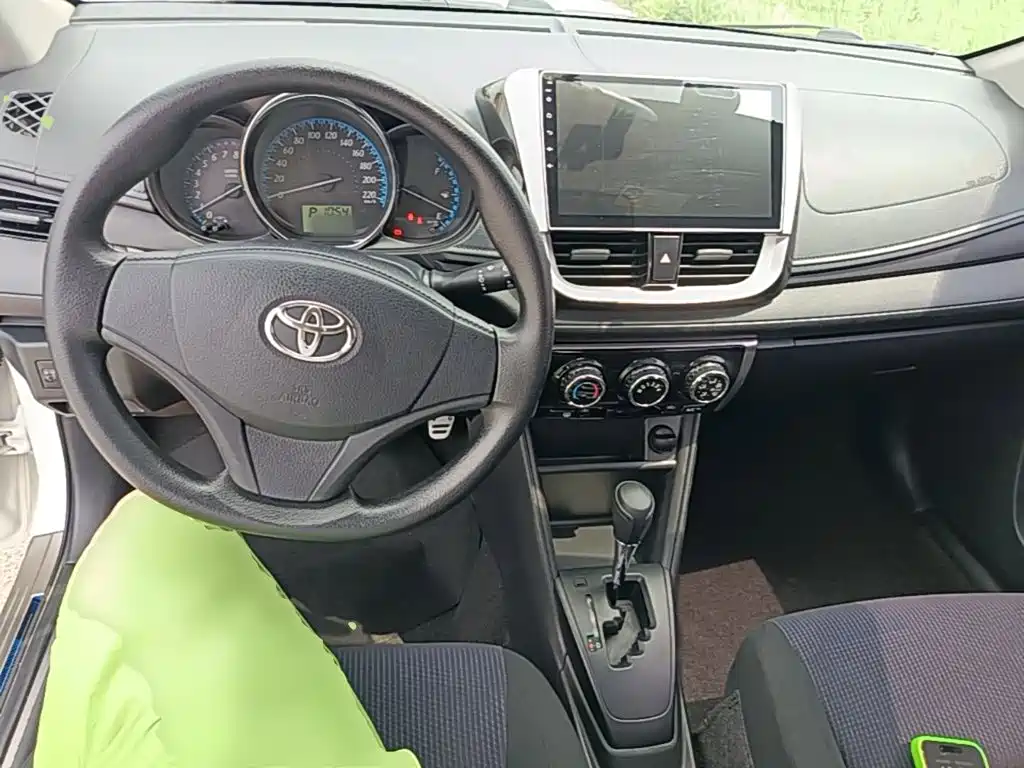 Toyota Yaris L 2017 — фото 10