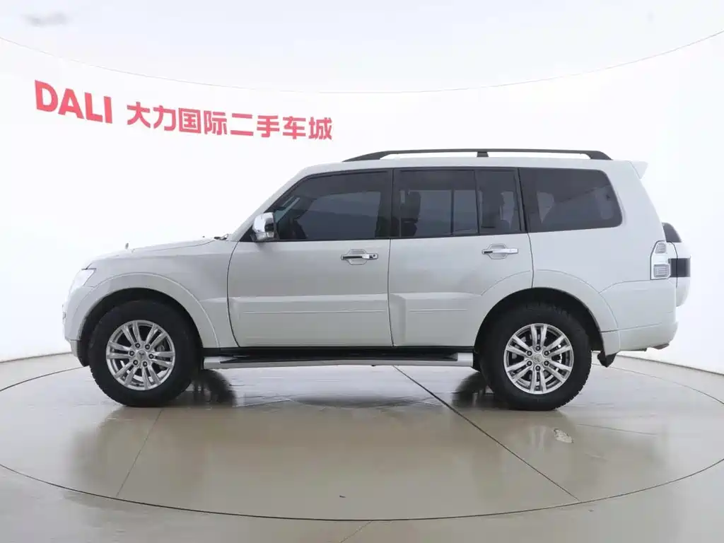 Mitsubishi Pajero 2018 — фото 10