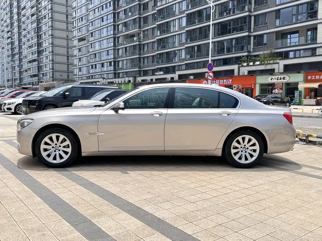 BMW 7 Series 2010 — фото 5