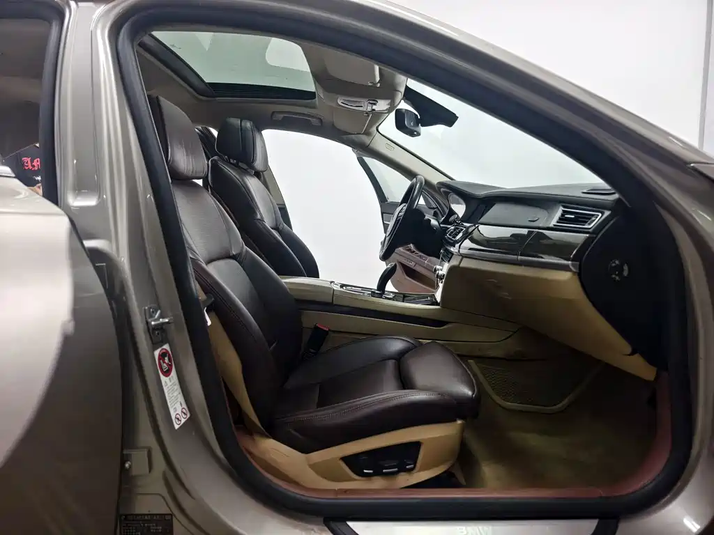 BMW 7 Series 2012 — фото 14