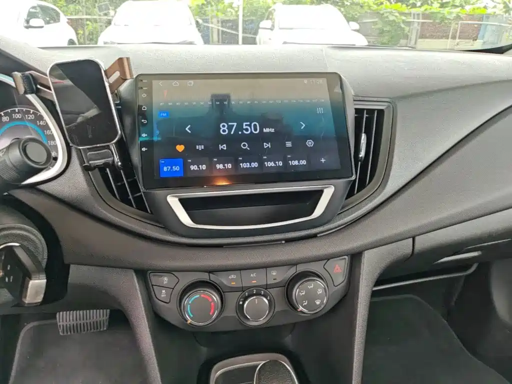 Chevrolet Cavalier 2018 — фото 13