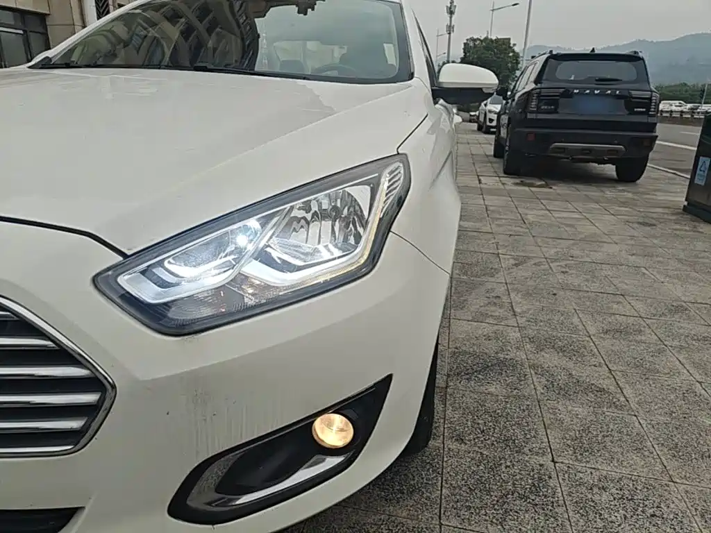 Ford Escort 2015 — фото 24