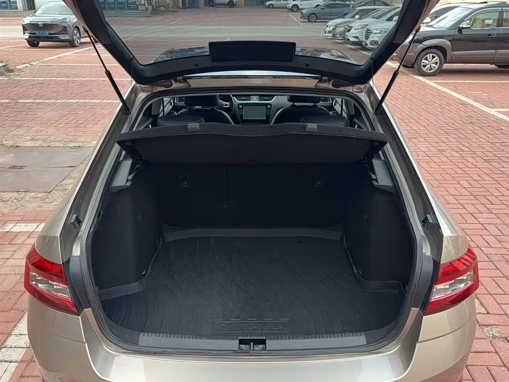 Skoda Octavia 2018 — фото 16