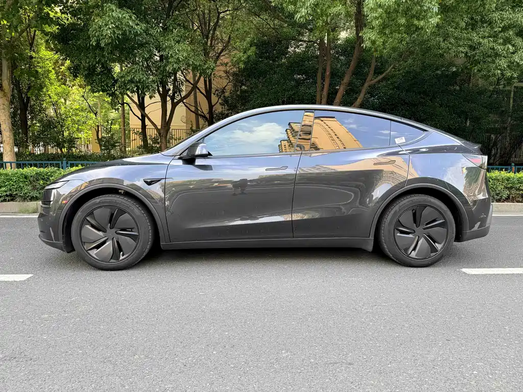 Tesla Model Y 2025