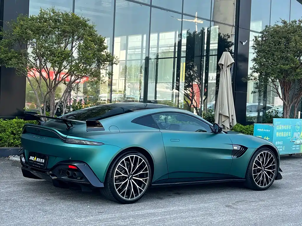 Aston Martin V8 Vantage 2022 — фото 10