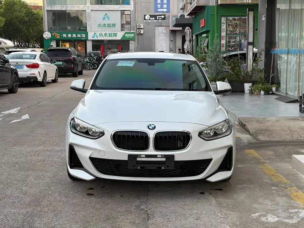 BMW 1 Series 2022 — фото 1