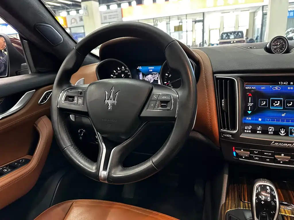 Maserati Levante 2017 — фото 18