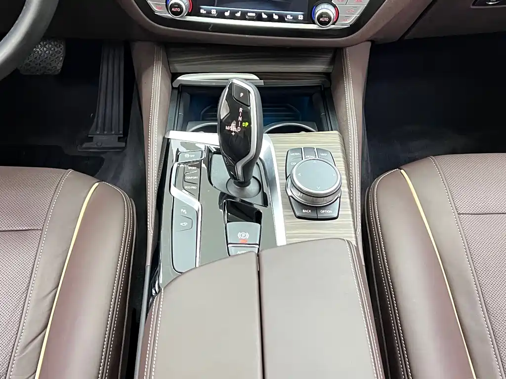 BMW 5 Series 2019 — фото 25