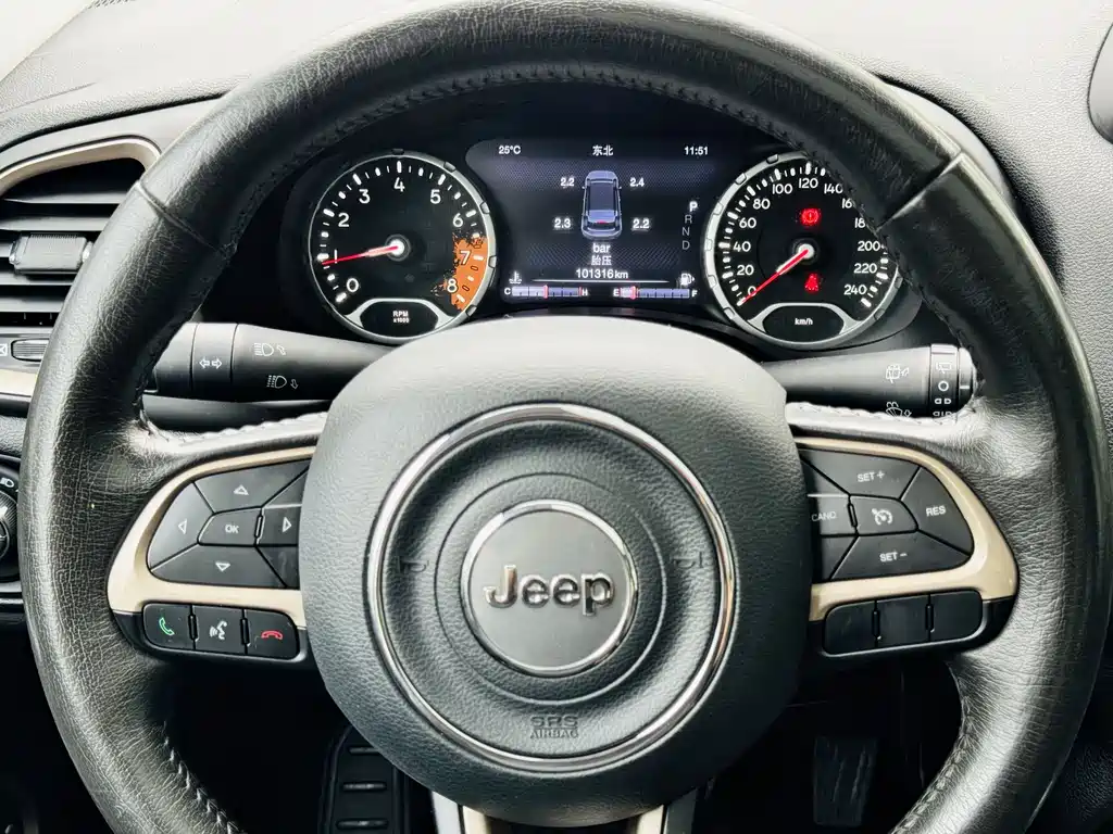 Jeep Renegade 2016 — фото 6