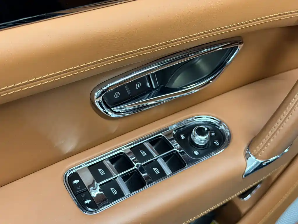 Bentley Bentayga 2019 — фото 13
