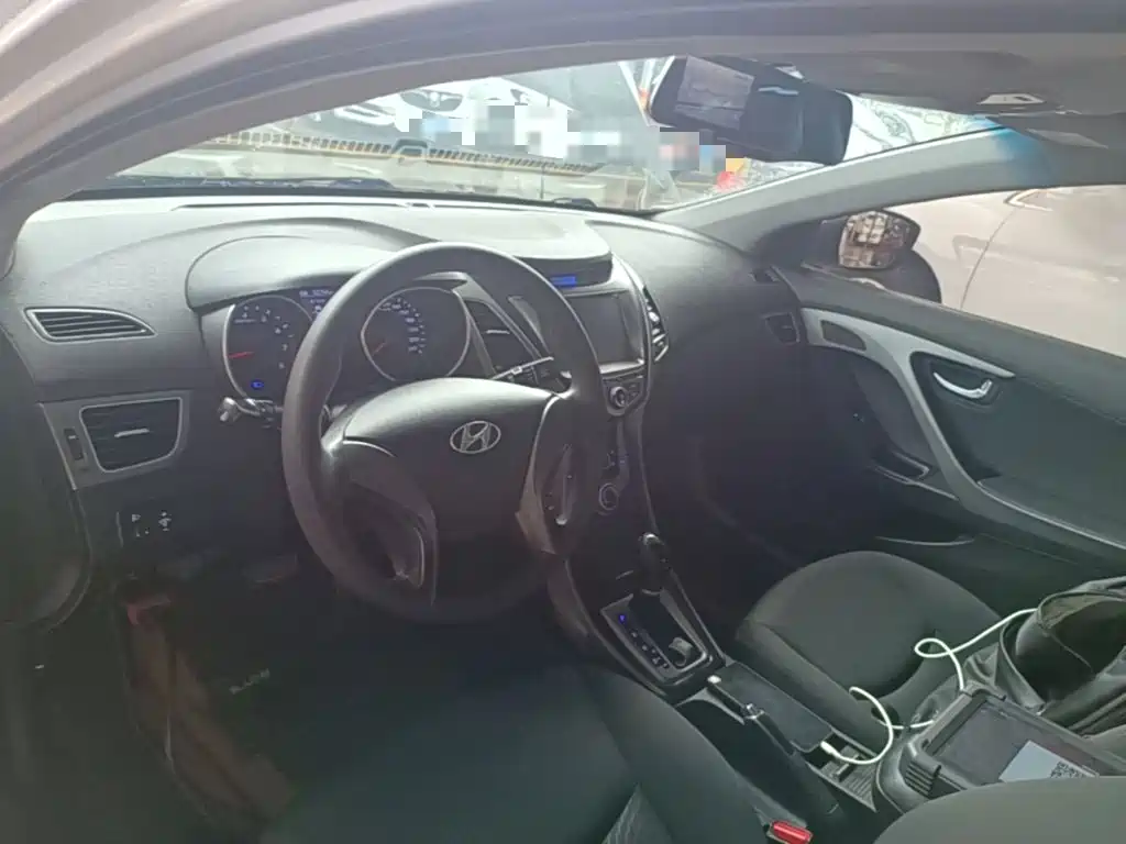 Hyundai Elantra 2016 — фото 10