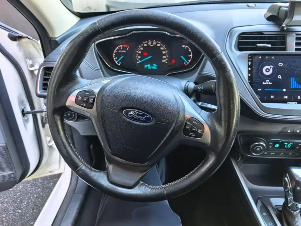 Ford Escort 2017 — фото 11