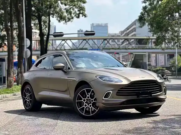 Aston Martin DBX 2021