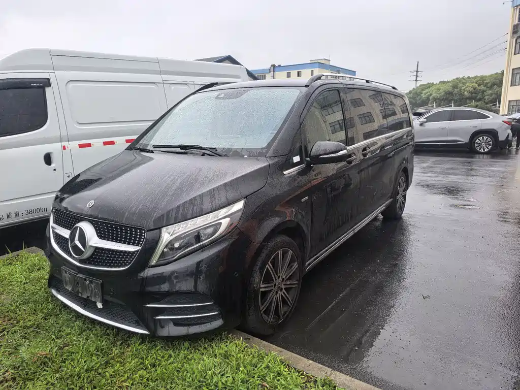 Mercedes-Benz V-Class 2022 — фото 1