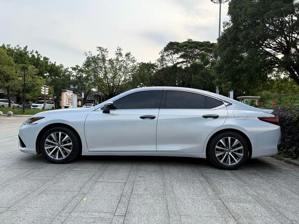 Lexus ES 2018 — фото 19