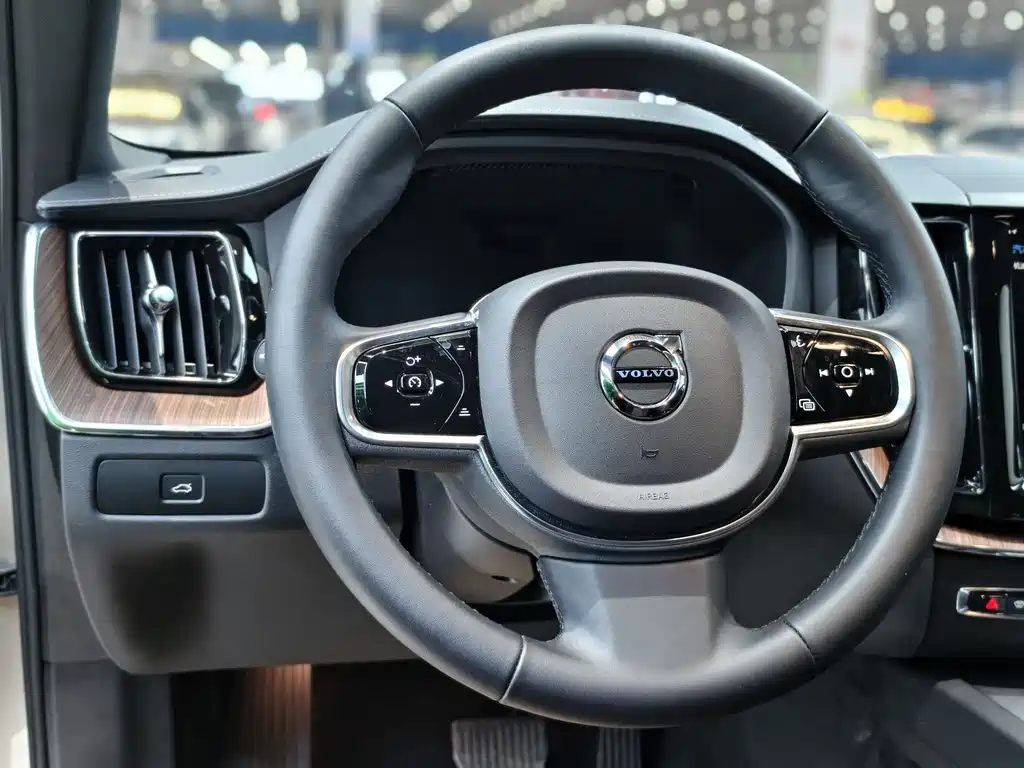 Volvo XC60 2025 — фото 9