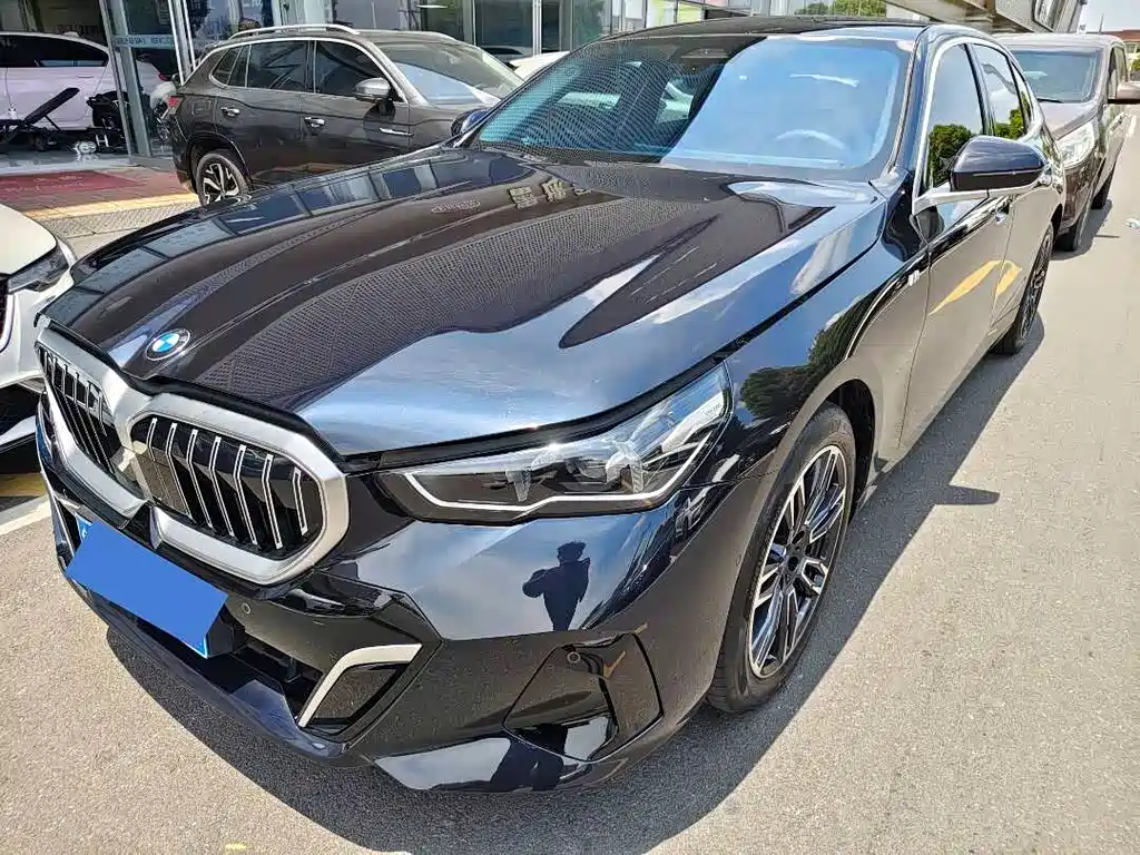 BMW 5 Series 2025 — фото 1
