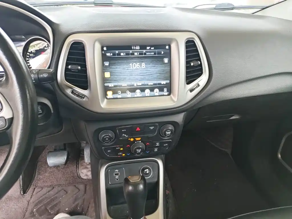 Jeep Compass 2018 — фото 13